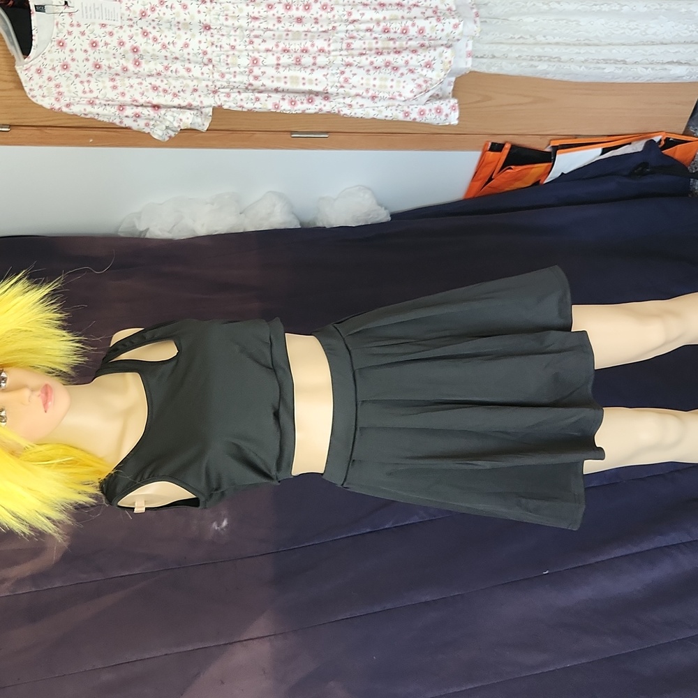 Skirt and crop top ☆ Medium ☆ Black ☆ Fun!  Pleated skirt ☆ Funky Top ☆ Cool 😎